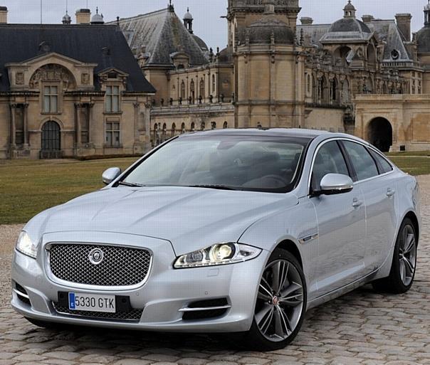 Der neue Jaguar XJ fährt modern und sportlich vor, die klassische Karosserielinie seiner Vorgänger hat die Limousine abgelegt. Foto: auto-reporter.net 